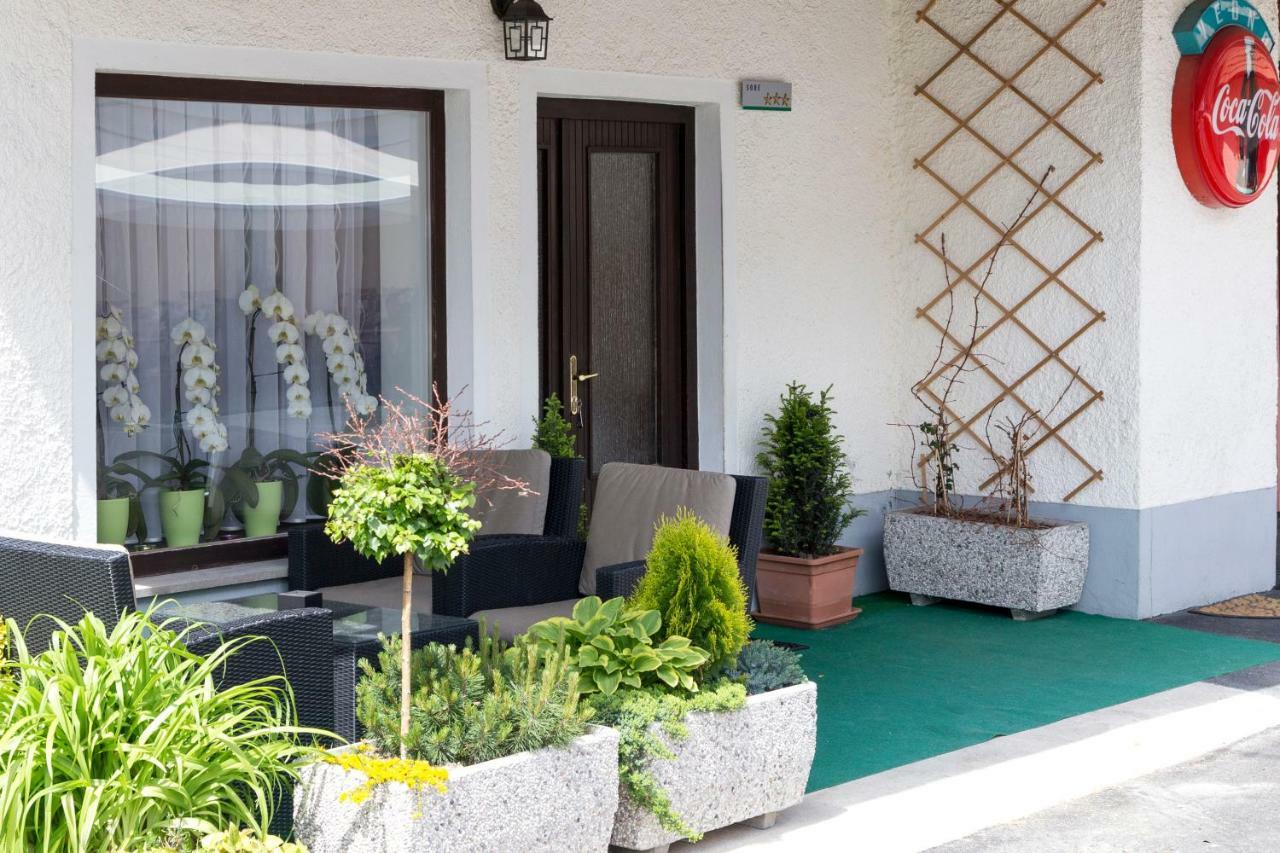 Guesthouse & Apartments Pri Stani Zerovnica Exterior photo